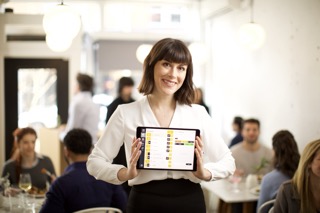 Kellner nimmt eine Reservierung auf einem Tablet entgegen