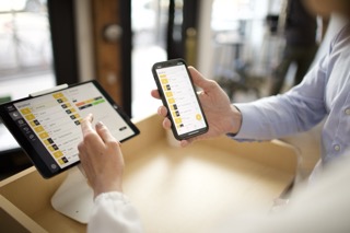 Restaurant-Team nutzt Carbonara auf Smartphone und Tablet